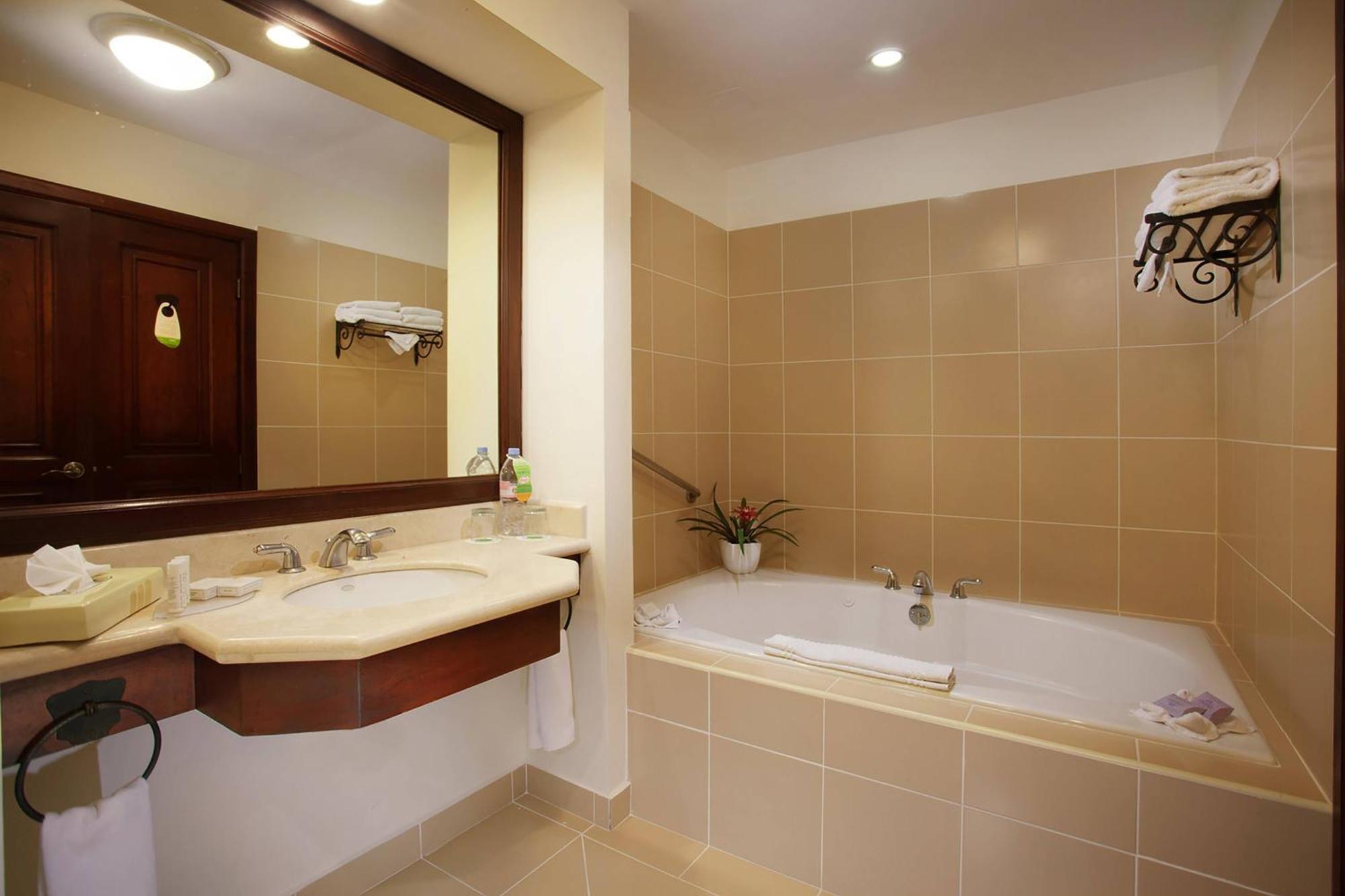 Hotel Courtyard By Marriott Santo Domingo Exterior foto